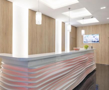 실버 크라운 호텔의 주방 또는 거실 공간