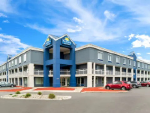 Days Inn & Suites by Wyndham Warren Hotels in Warren