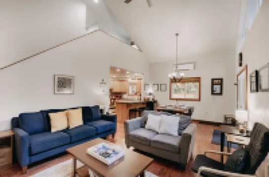 Mt Baker Rim Cabin 24 - Hot Tub, WIFI, Air Conditioning, Sleeps 8