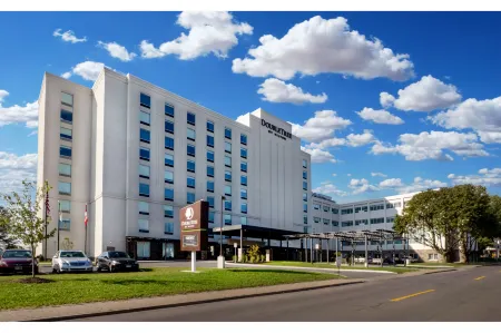 DoubleTree by Hilton Niagara Falls Отели рядом с достопримечательностью «Водопады Бридал Вейл»