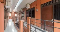 RedDoorz Syariah near Siloam Hospitals Bulak Kapal Hotel di Tambun Selatan