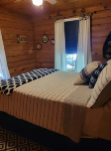 Cabin #10-Cozy log cabin nestled in the woods brief walk to Table Rock Lake Hotels in Shell Knob