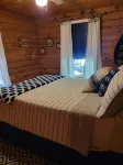 Cabin #10-Cozy log cabin nestled in the woods brief walk to Table Rock Lake