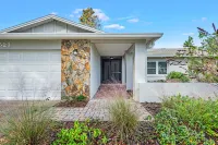 Heated Pool, Hot Tub, Bikes, minutes to Clearwater Beach & Honeymoon Island! Hotels near The Biota