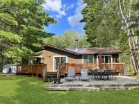 White Pines Cabin: Ideal Location for Family, Fishing & Fun~Inc. 12 Boats+Motor! - Wi-Fi