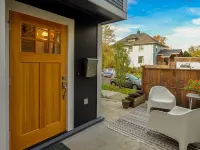 Inviting Designer Cottage - balcony