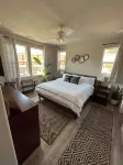 Hot tub, ping pong, and walking distance to over 25 wine tasting rooms! Hotel a Murphys