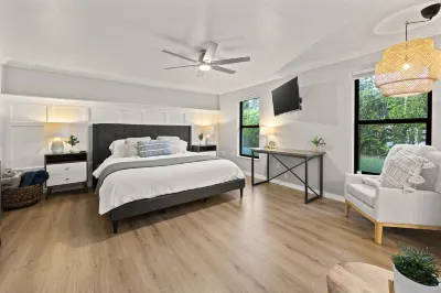 NEW Naples Modern Farmhouse w/Heated Pool, Sleep 10 Hotels near Mercato