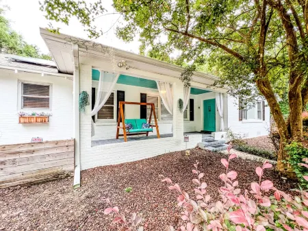 Beautifully Designed Oasis - Blocks to UF Stadium!