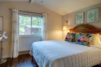 New! Cottage On The Rocks, Pet Friendly, Hot Tub, Central Location