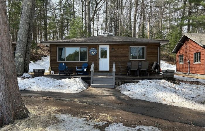 COZY BEAR LODGE-On UTV/Snowmobile trail, Beachside Cabin w/ Porch, Private dock