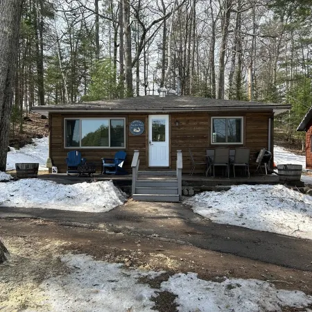 COZY BEAR LODGE-On UTV/Snowmobile trail, Beachside Cabin w/ Porch, Private dock