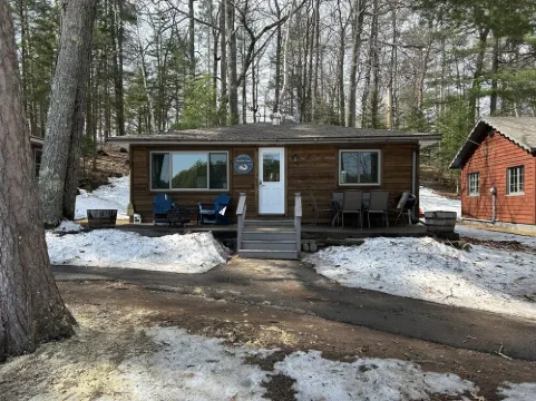 COZY BEAR LODGE-On UTV/Snowmobile trail, Beachside Cabin w/ Porch, Private dock