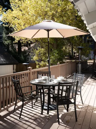 Romantic Getaway Cabin w/private hot tub, deck and fireplace