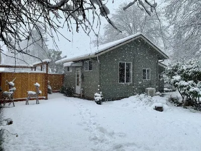 Garden Cottage - 1 bedroom + loft sleeps 4, 15 min to U of O