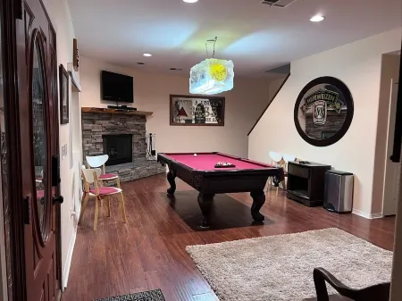 Mountain Escape: Sleeps Multiple Families with Pool Table & Game Room Отели в г. Раннинг Спрингс