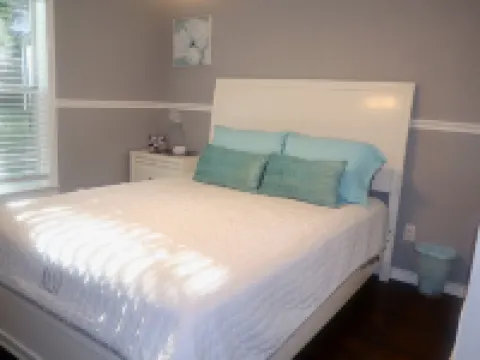 Cozy home with great landscaping and cute decor! 鄰近Tower 3的酒店