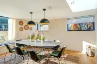 Luxury Interior Designed Retreat ❃ w/Tennis Court, Garden and Rural Views