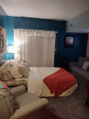 Cozy 1 bedroom cottage walking distance to Lake Michigan & downtown!