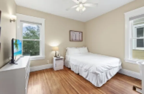 Cozy Upper 3 bed 2 full bath + loft + balcony