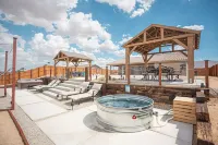 Joshua Tree National Park-Gorgeous Home-HotTub+Game Rm+Views+EV Charger!