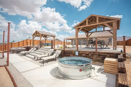 Joshua Tree National Park-Gorgeous Home-HotTub+Game Rm+Views+EV Charger! Отели в г. Туэнтинайн-Палмс