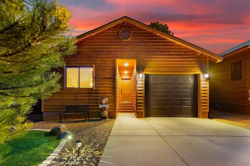 Water’s Edge Retreat,  Lake & Creek Views , Kayaks, Firepit, Massage,  Sleeps 10