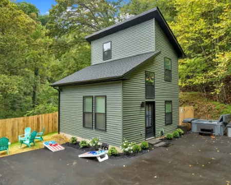 Bristol’s Mountain Side Oasis -NEW- Hot-tub- Privacy- Pet friendly - Location Hotels in Bristol