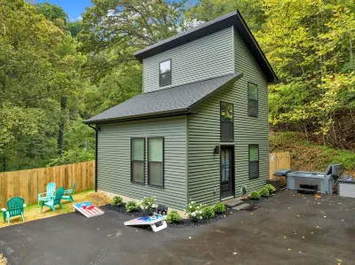 Bristol’s Mountain Side Oasis -NEW- Hot-tub- Privacy- Pet friendly - Location Hotels near Tennessee Ernie Ford Birthplace