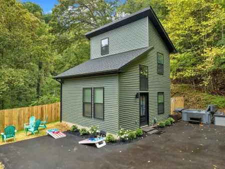 Bristol’s Mountain Side Oasis -NEW- Hot-tub- Privacy- Pet friendly - Location Отели в г. Бристоль