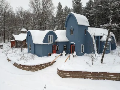 Beautiful innovative masonry with arches and domes. Pet-Friendly!