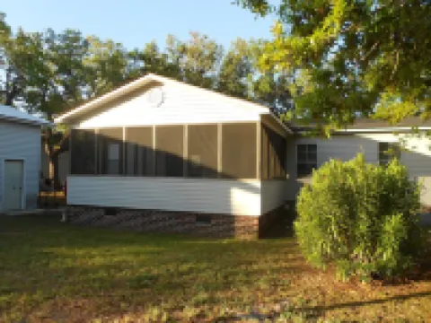 Quiet 3 bedroom, 2 Bath Home located within 1/2 mile of ferry to Cape Lookout