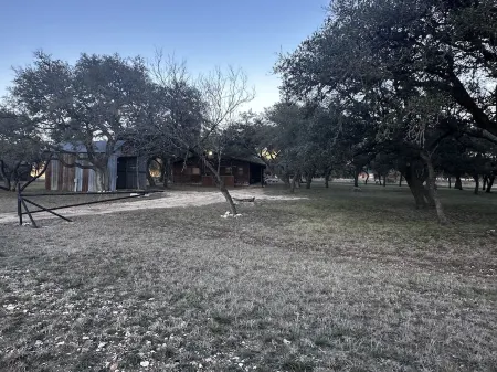 Relaxing Private Getaway just 1 mile North of Leakey...Includes "GAME-ROOM" Отели в г. Риэл