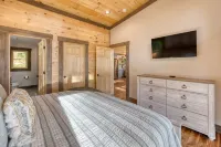 ✿NEW Cabin✿ Forest Decks, Hot Tub, Arcade Games