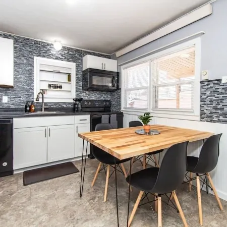 ⁂Centrally Located⁂Close to Downtown⁂Stocked Kitchen⁂