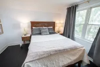 Cozy Two-Bedroom Bungalow with New Kitchen Hotel dekat Charleston Falls Preserve