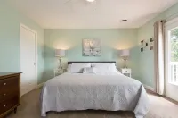 Royal Cottage Mountain Views, Deck & Close to Downtown AVL, Dog Friendly