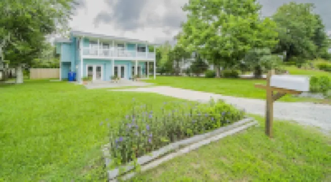 Pet-friendly* Walk Everywhere* Southport* Gameroom* Sleeps 10