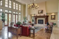 Enjoy This Elegant Coastal Condo:, King-Suite,Full kitchen,Pool, Hot Tub,Balcony