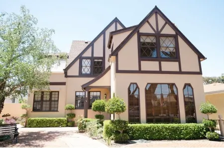 Charming Historic Lompoc Home.  Central Coast Wine Country, Pet Friendly Отели в г. Ломпок