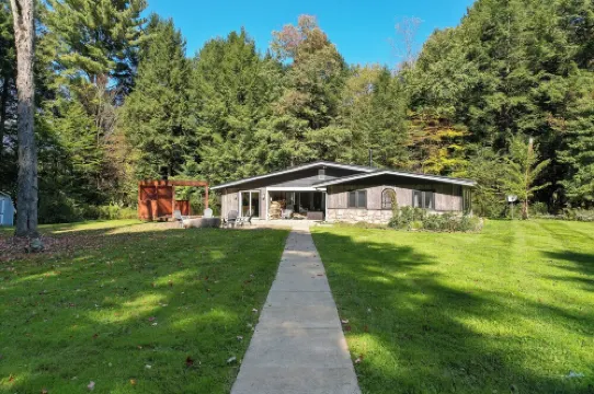 The Woodland Haven - Secluded 3 bed, 2 bath, and Hot Tub!