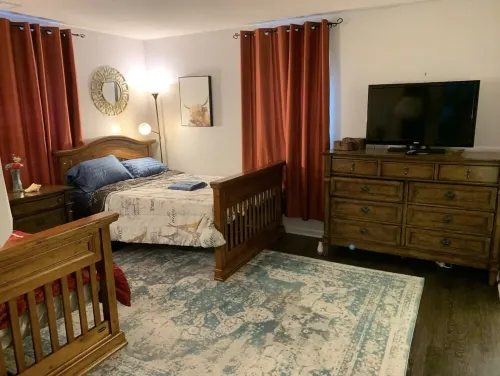 The Redhawk Hideaway: Charming 2BR Condo near Miami Univ in Oxford! Book now!