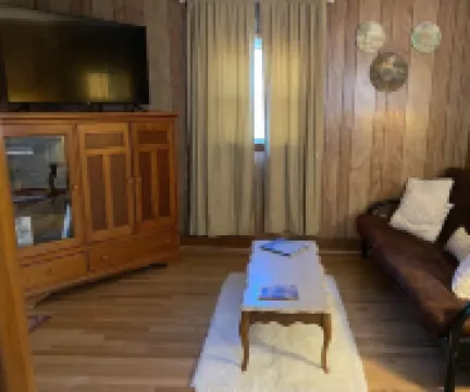 The Charming Country Cottage-Welcomes you and your pet!