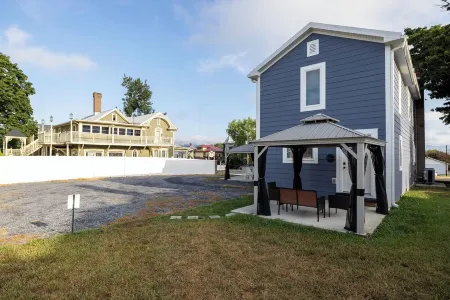 The Flynn- Cute & Cozy Home on Main St, Luray - right downtown! Chef available