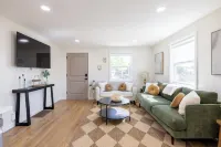 Fully remodeled 2-bedroom house in welcoming Arvada with hot tub!