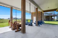 Sip 'N Sea - Built w/ All the Amenities & just a 3 minute walk to beach!