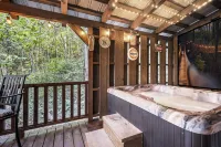 Winter Retreat! King Bed, Theater, Hot Tub, XBox