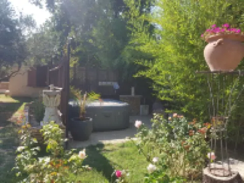 Charmant Gîte en Luberon Hotels in Menerbes