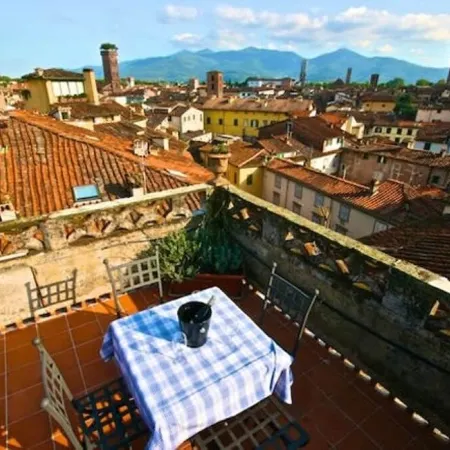 Deluxe Lucca Historic Center Apartment