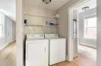 Newly Renovated 2BR Apartment w/ Free Parking in Downtown